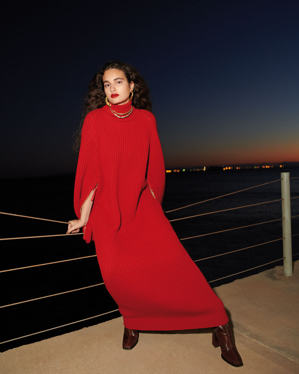 Μάλλινο φόρεμα
Max Mara, Max Mara
Boutique. Δερμάτινες
μπότες, Kalogirou.
Επιχρυσωμένα
σκουλαρίκια, ασημένιο
και επιχρυσωμένο κολιέ,
Sanktoleono.