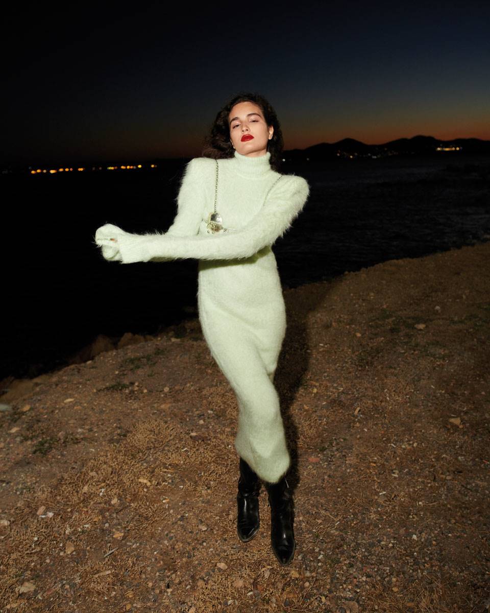 Μοχέρ φόρεμα Sportmax,
Max Mara Boutique.
Δερμάτινες μπότες, Iride
De Portu. Ασημένιο bralette φορεμένο αντί για κόσμημα,
μπούστο, Sanktoleon