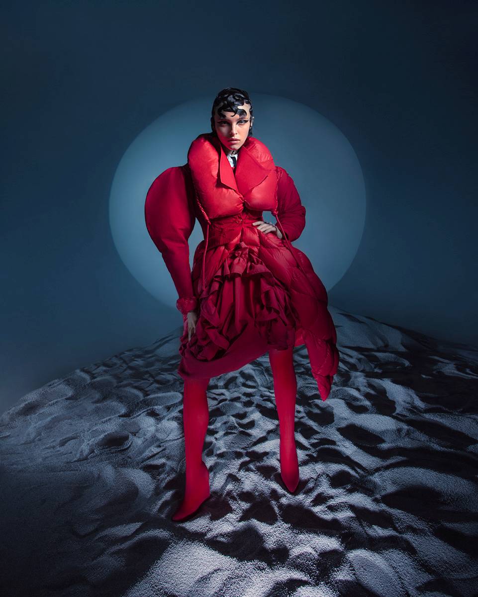 Puffer Jacket: ONETEASPOON
Βαμβακερό πουκάμισο: The Row
Σακάκι και φόρεμα: 240791ek
Over the knee μπότες από προσωπική συλλογή