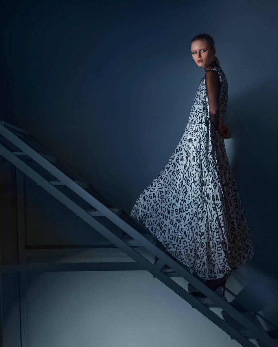 Σατέν φόρεμα με logo strips, Balenciaga.
Μπότες από συνθετικό δέρμα, Casadei.
