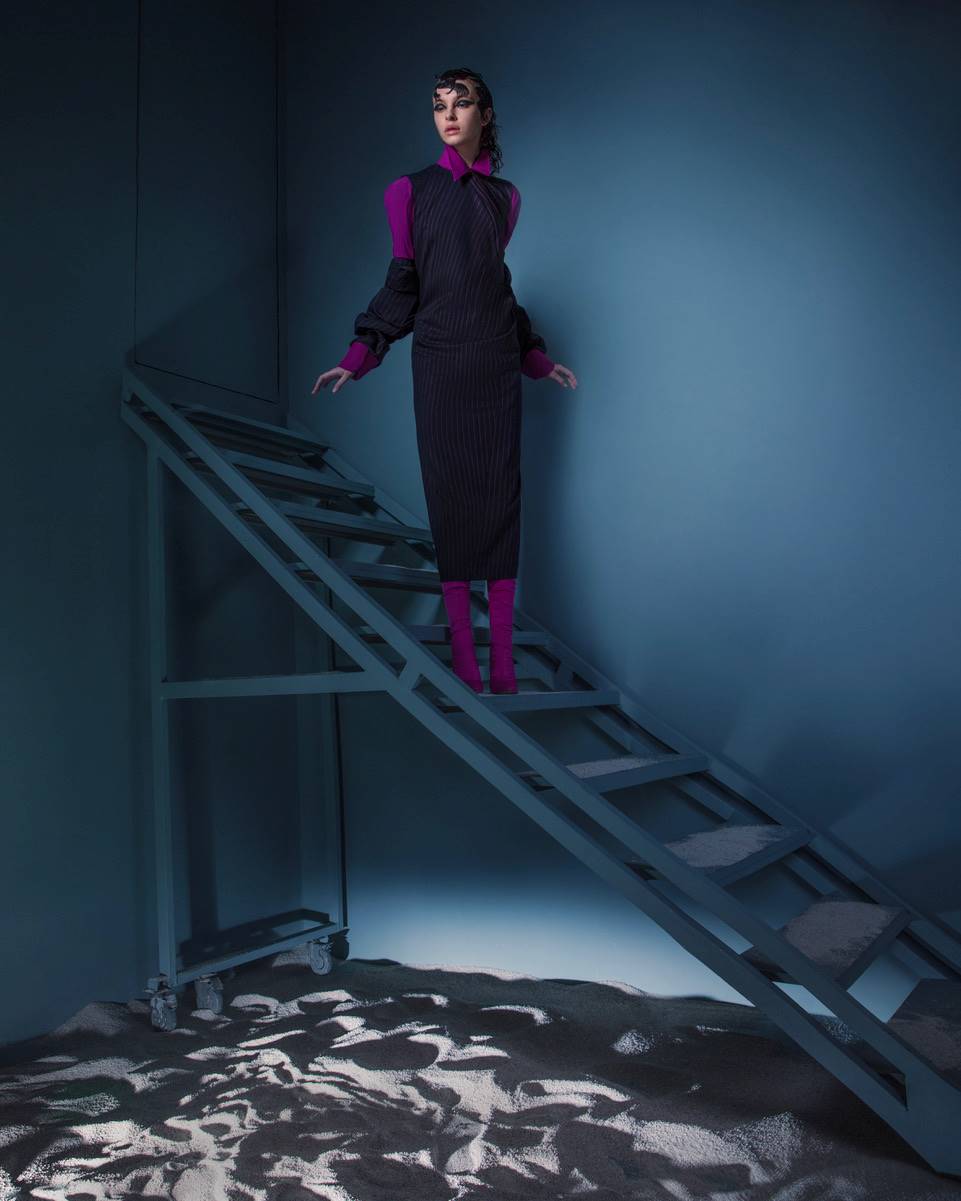 Βαμβακερό πουκάμισο: Max Mara Studio
Ριγέ μάλλινο φόρεμα και ριγέ μάλλινο παντελόνι φορεμένο σαν μανίκια:
Sportmax
Μπότα over the knee: Jeffrey Campbell