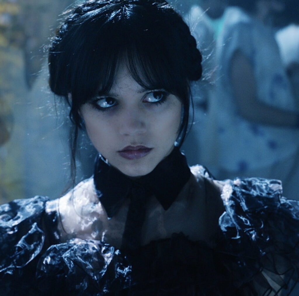 Tο soft goth look της Wednesday Addams