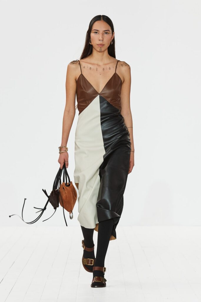 Chloé fw23: Η συλλογή της Gabriela Hearst αγκαλιάζει τη γυναικεία φιγούρα