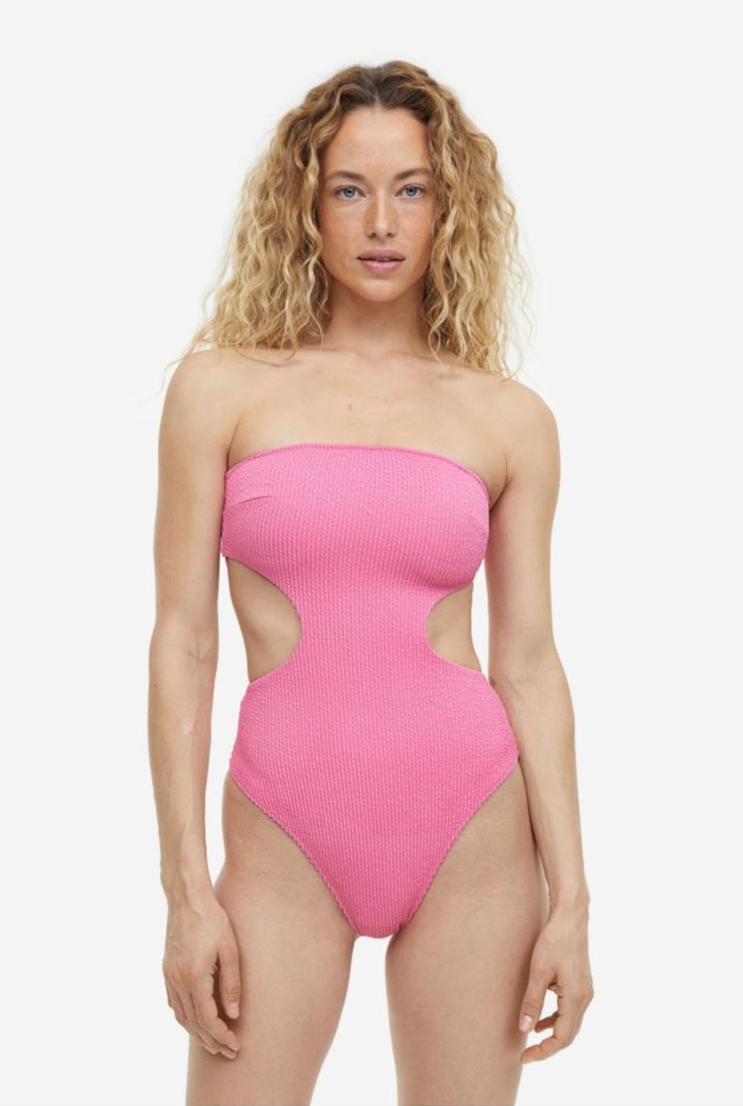 Ροζ στράπλες ολόσωμο μαγιό με cut-outs 29.99 € , H&M.