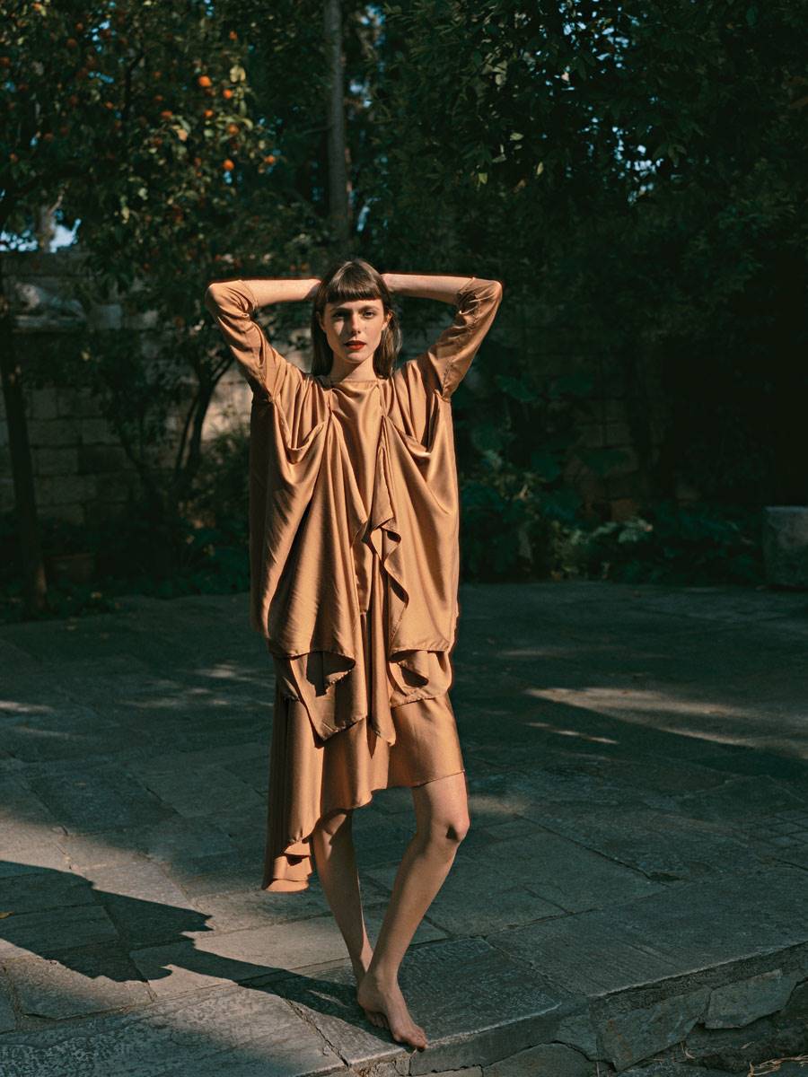 Φόρεμα και
κάπα από μετάξι
Ioanna Kourbela,
Ioanna Kourbela
Boutique.