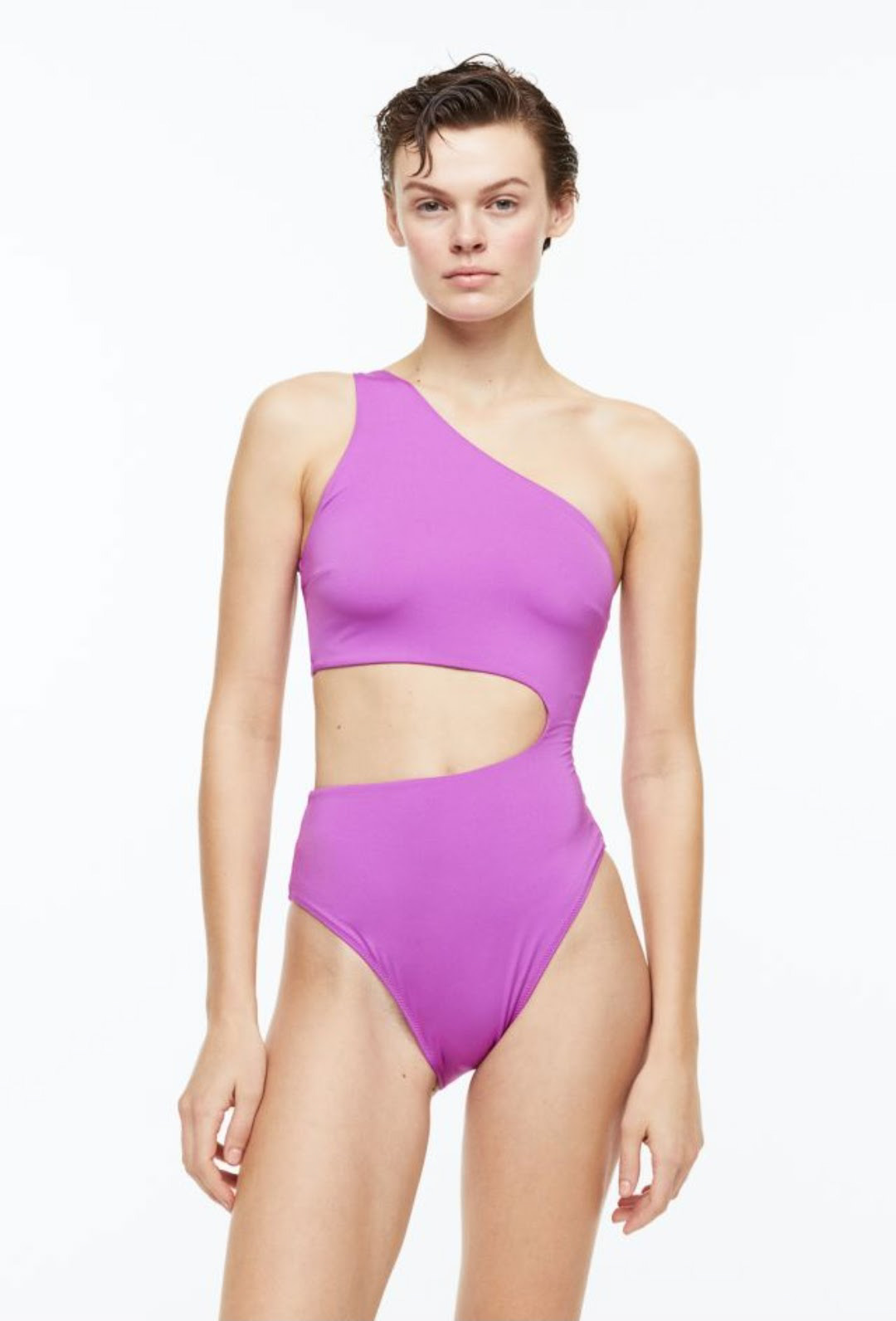 Βιολετί ολόσωμο μαγιό με έναν ώμο και ψηλό κόψιμο, 29.99€ , H&M.