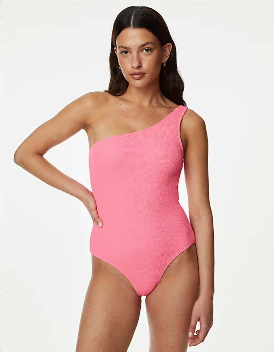 Ροζ μαγιό με έναν ώμο και ανάγλυφη υφή, 45.99 € , Marks & Spencer.