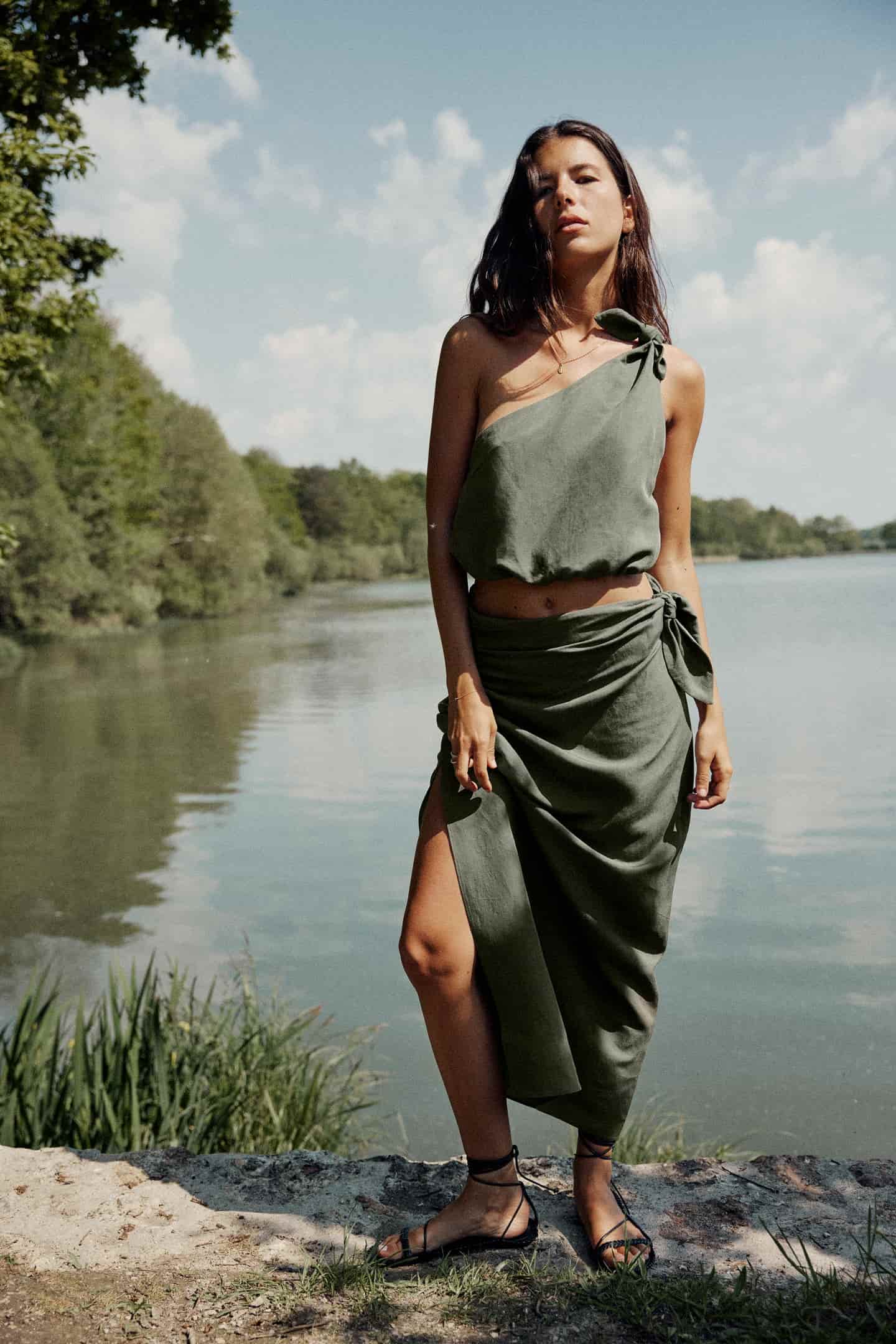 Μίντι φούστα με δέσιμο, 39.95 € , Zara.