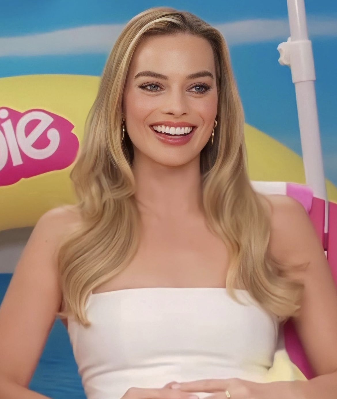 H Margot Robbie με Crème Brûlée Blonde στη συνέντευξη για την ταινία Barbie.