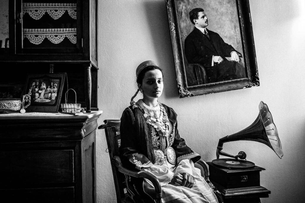 Οι "Καρυάτιδες" του Γιώργου Τατάκη στο Λύκειο Ελληνίδων Καλαμάτας 3 Οι "Καρυάτιδες" του Γιώργου Τατάκη στο Λύκειο Ελληνίδων Καλαμάτας