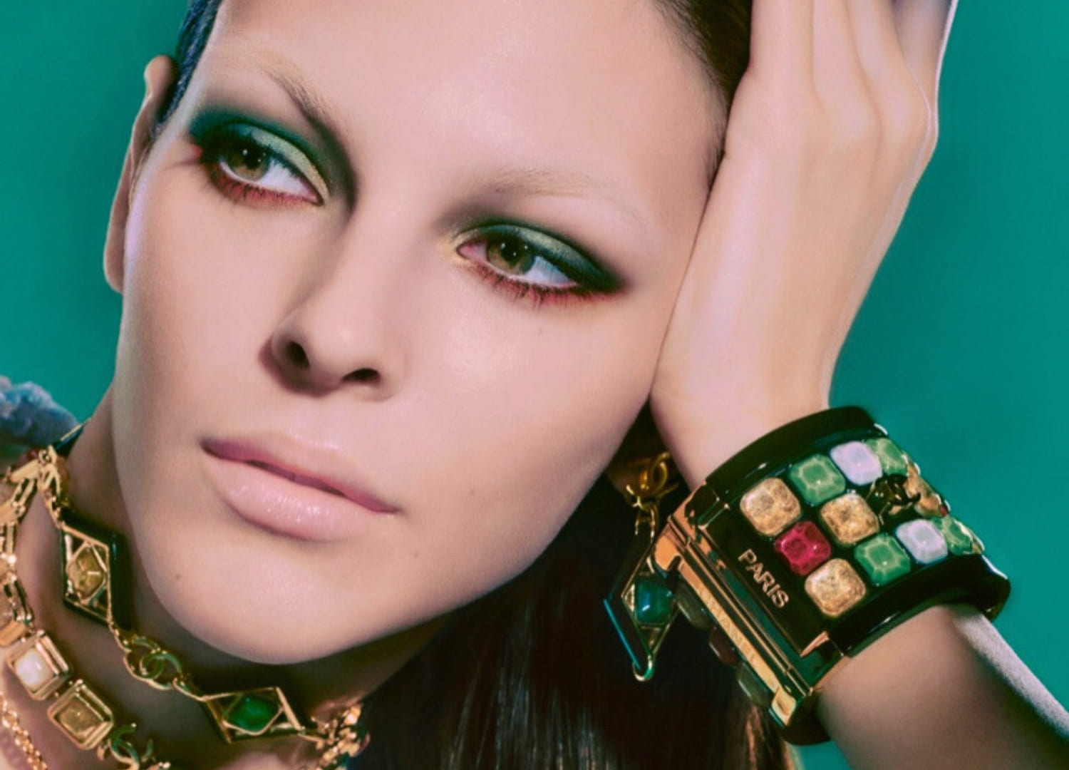Photo: Elizaveta Porodina. Moντέλο: Vittoria Ceretti, για την καμπάνια Chanel Les 4 Ombres Byzance.