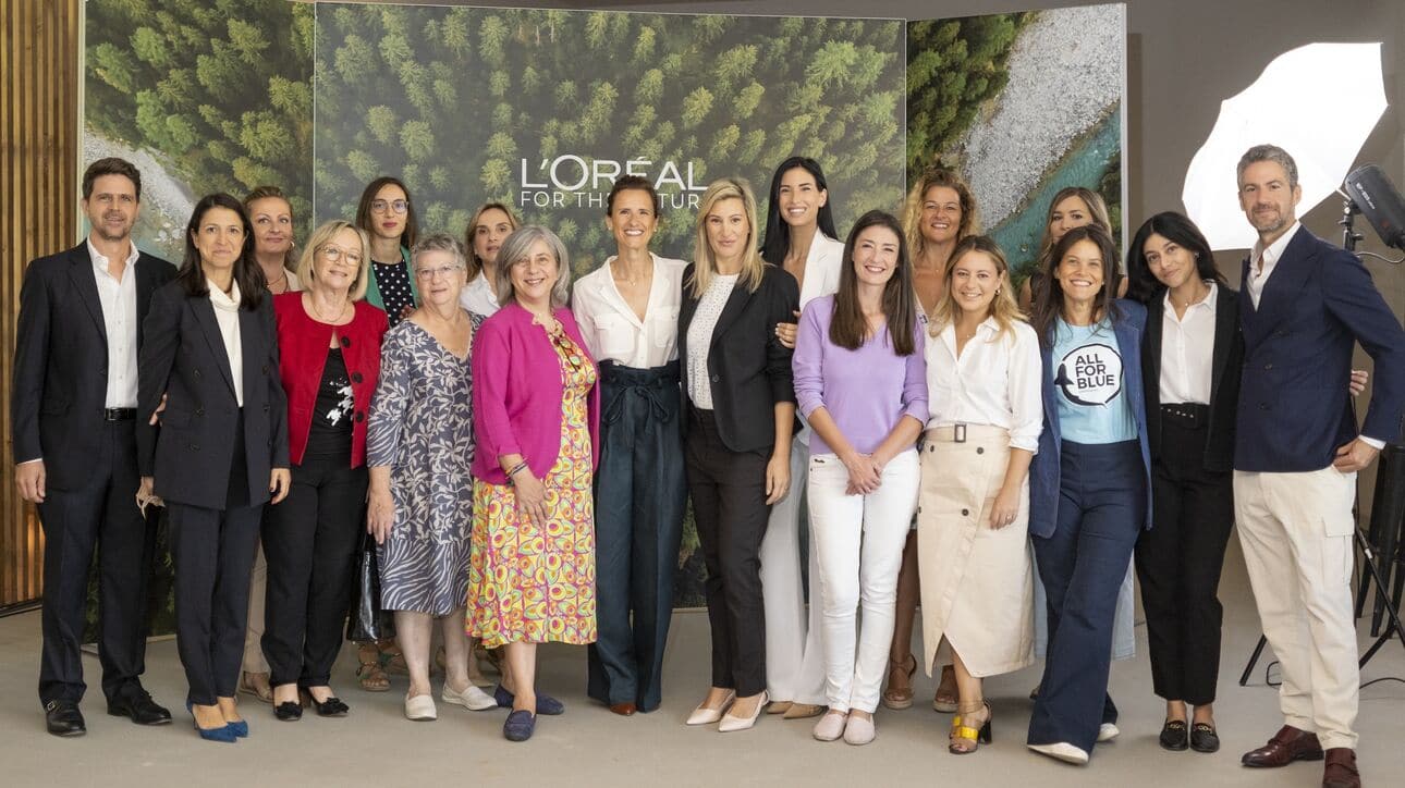 Φίλιππος Μιχόπουλος, L’Oréal for the Future Leader της L’Oréal Hellas, Δήμητρα Πετρίδη, Corporate Affairs & Engagement Director, Alessandra Delfini, Country Managing Director L’Oréal Hellas με τους εκπροσώπους των ΜΚΟ που έχει συνεργαστεί η L’Oréal Hellas.