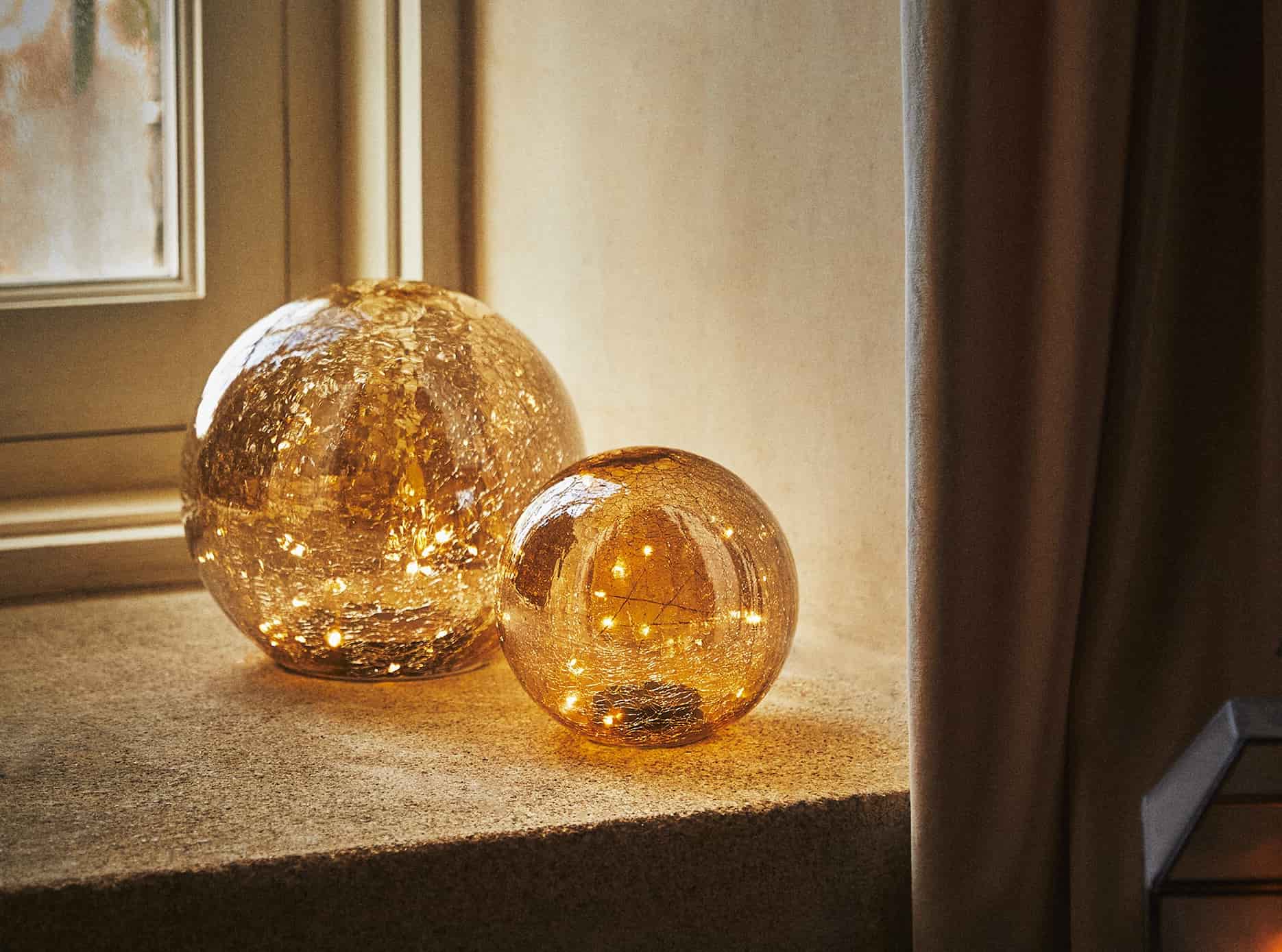 Χριστουγεννιάτικες μπάλες με φως LED, 35.99 - 55.99 € , Zara Home.