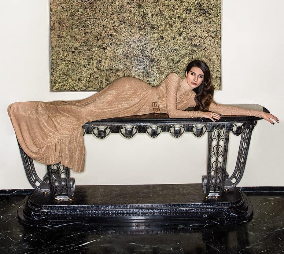 Πλισέ φόρεμα από λούρεξ ζέρσεϊ Elisabetta Franchi, Eponymo. Σκουλαρίκια από χρυσό 18Κ και δαχτυλίδι από χρυσό 18Κ, Li-La-Lo.