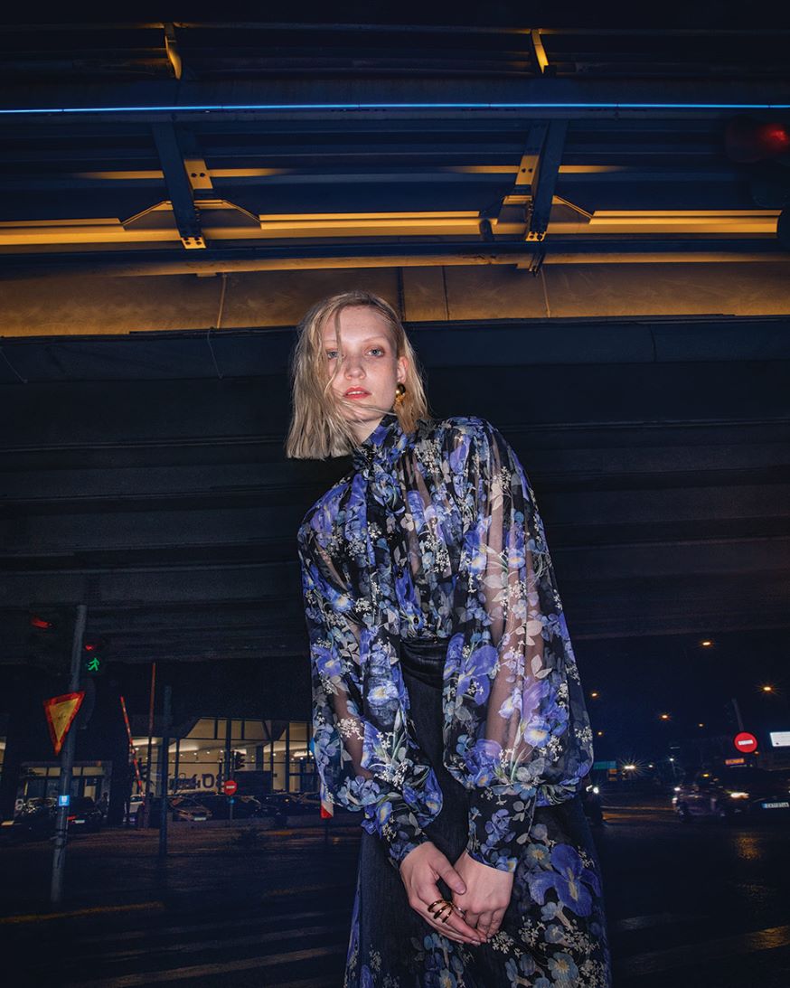 ΤΑ ΛΟΥΛΟΥΔΙΑ
ΤΟΥ ΧΕΙΜΩΝΑ
Τα dark florals
επιστρέφουν.
Μπλούζα και φούστα
από μετάξι-σιφόν
Zimmermann, Enny
Monaco. Σκουλαρίκια
με κρύσταλλα Saint
Laurent, Luisa World.
Δαχτυλίδι από χρυσό
18Κ Charlotte Chesnais,
I-D Fine Jewellery.