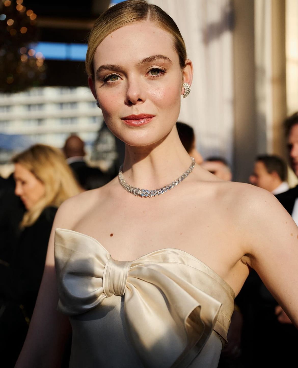 Εlle Fanning. Φόρεμα: Balmain. Κοσμήματα: Cartier. photo: Benjamin Askinas.