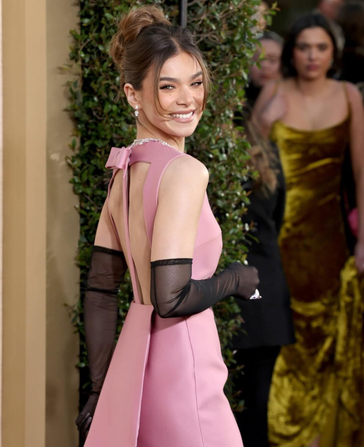 Hailee Steinfeld, makeup: Ash K Holm. Hair: Ricky Fraser. Φόρεμα: Prada