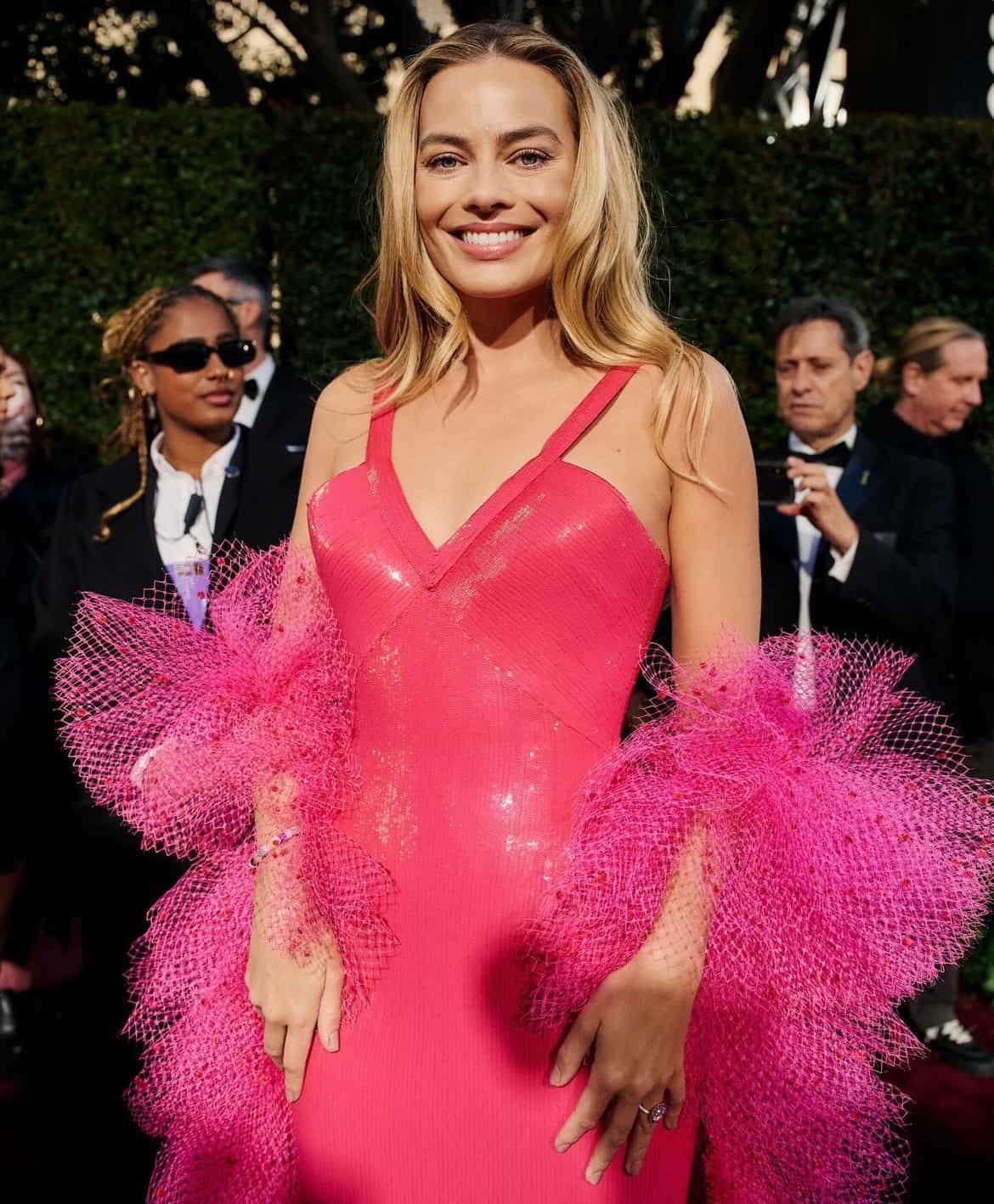 Margot Robbie. Kατέκτησε το βραβείο Καλύτερης Ηθοποιού σε Μιούζικαλ ή Κωμωδία για το ρόλο της στην ταινία "Barbie". Φόρεμα: Giorgio Armani