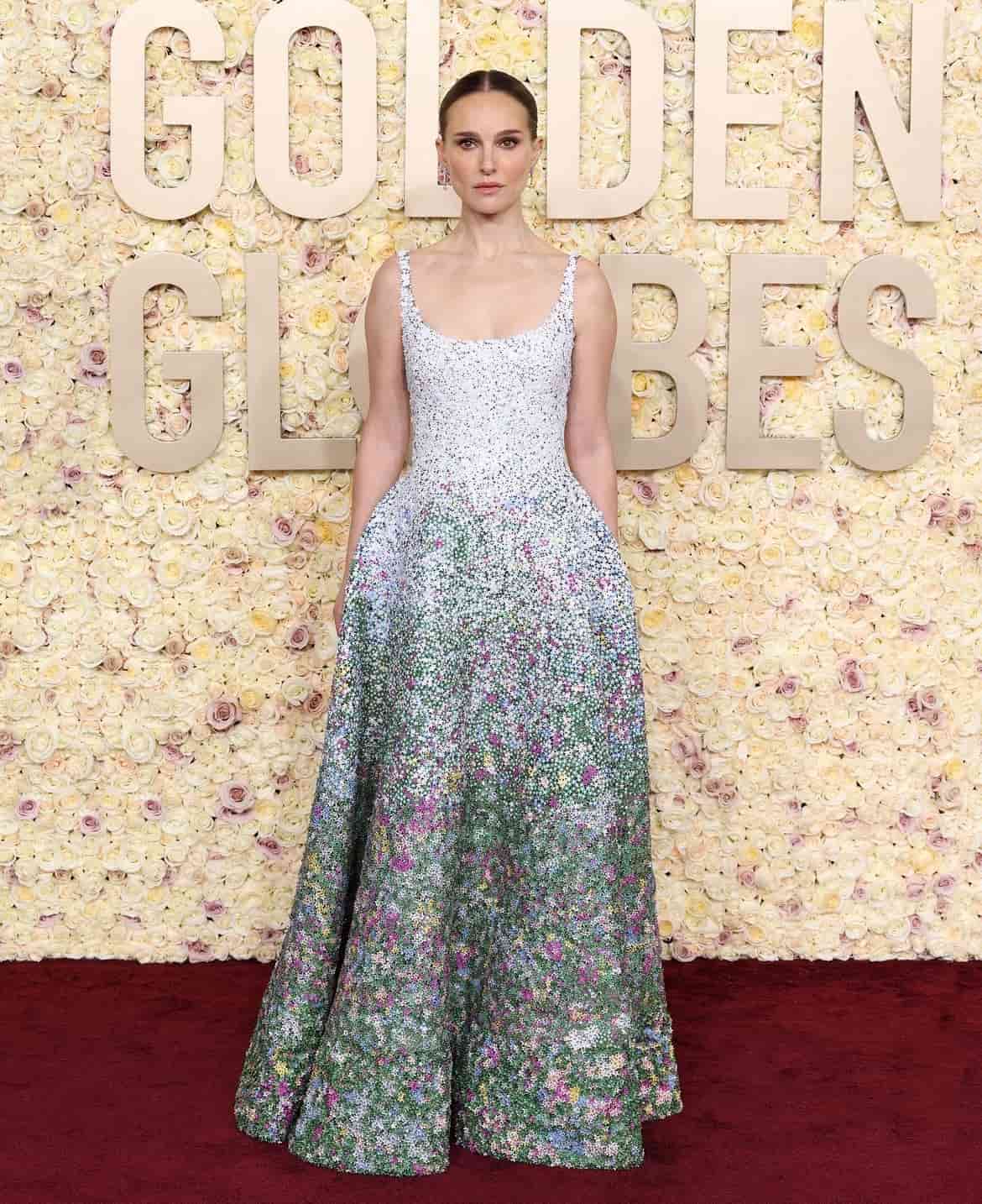Natalie Portman. Yποψήφια για το βραβείο Καλύτερης Ηθοποιού σε Μιούζικαλ ή Κωμωδία για το ρόλο της στο "May December Film". Makeup: Lisa Storey. Hair: Teddy Charles. Φόρεμα: Dior Couture.