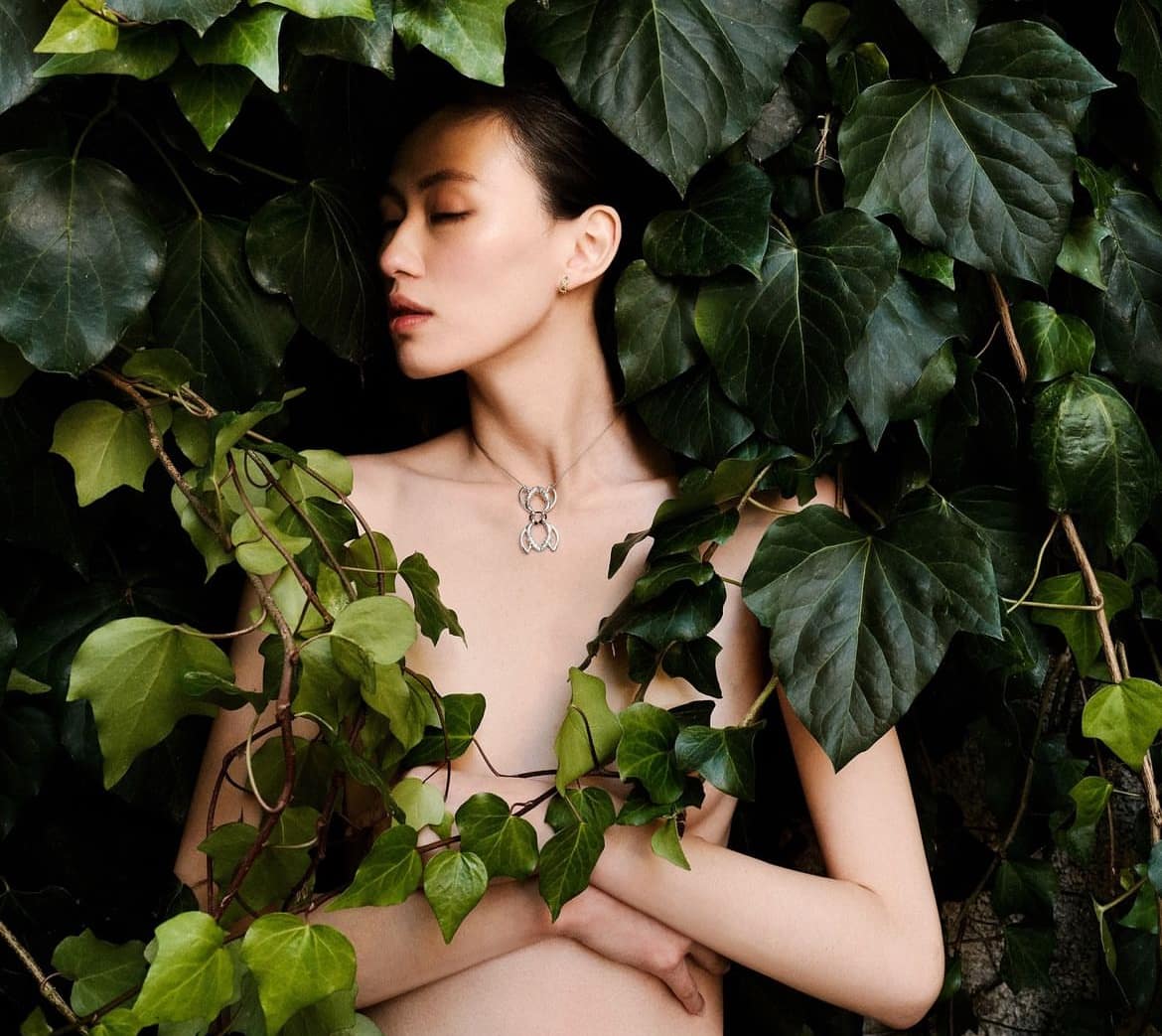 Polina Elis, Minoan Goldean Pendant. Photo: Yiorgos Kaplanidis. Mοντέλο: Chee Yum