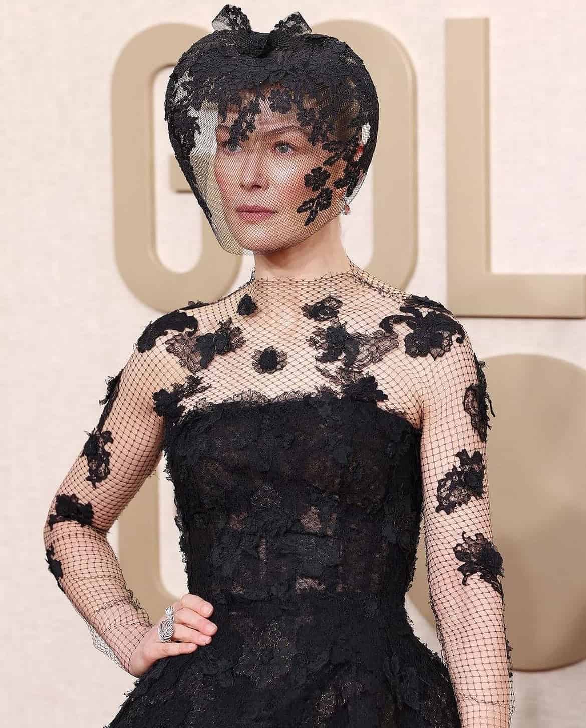 Η Rosamund Pike με φόρεμα Dior από την collection fw19