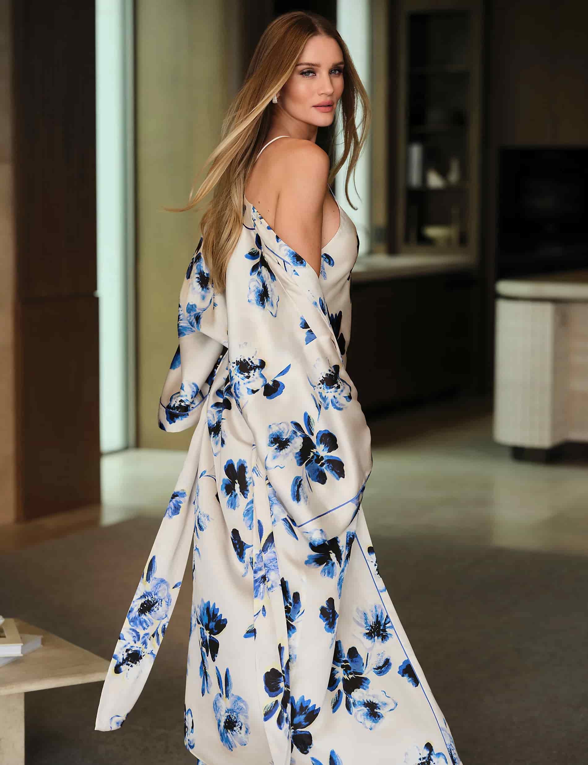 Floral σατέν ρόμπα με φαρδιά μανίκια, 59.99 € , Μ&S.