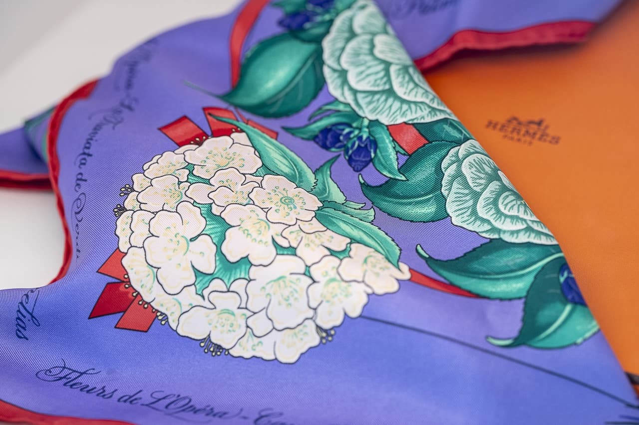 Φουλάρι "Fleurs de L'Opéra" by Hermès - Paris, created by Julie Abadi, donated by Maria Callas Greek Society.