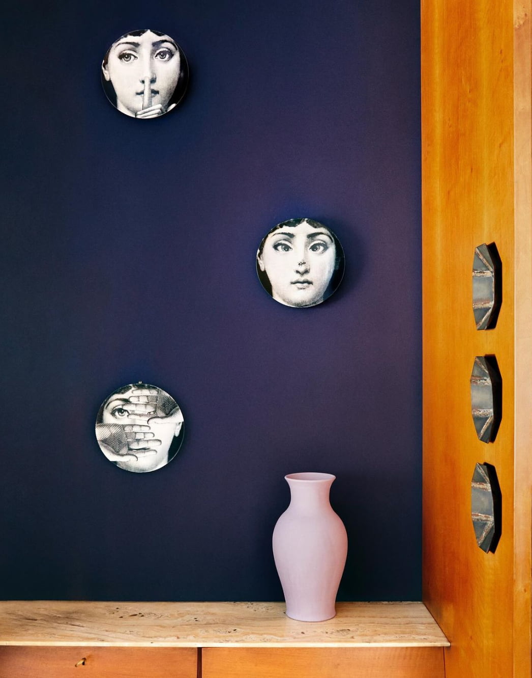 Τα πολλά πρόσωπα της μούσας της Fornasetti, Lina Cavalieri σε διακοσμητικά πιάτα