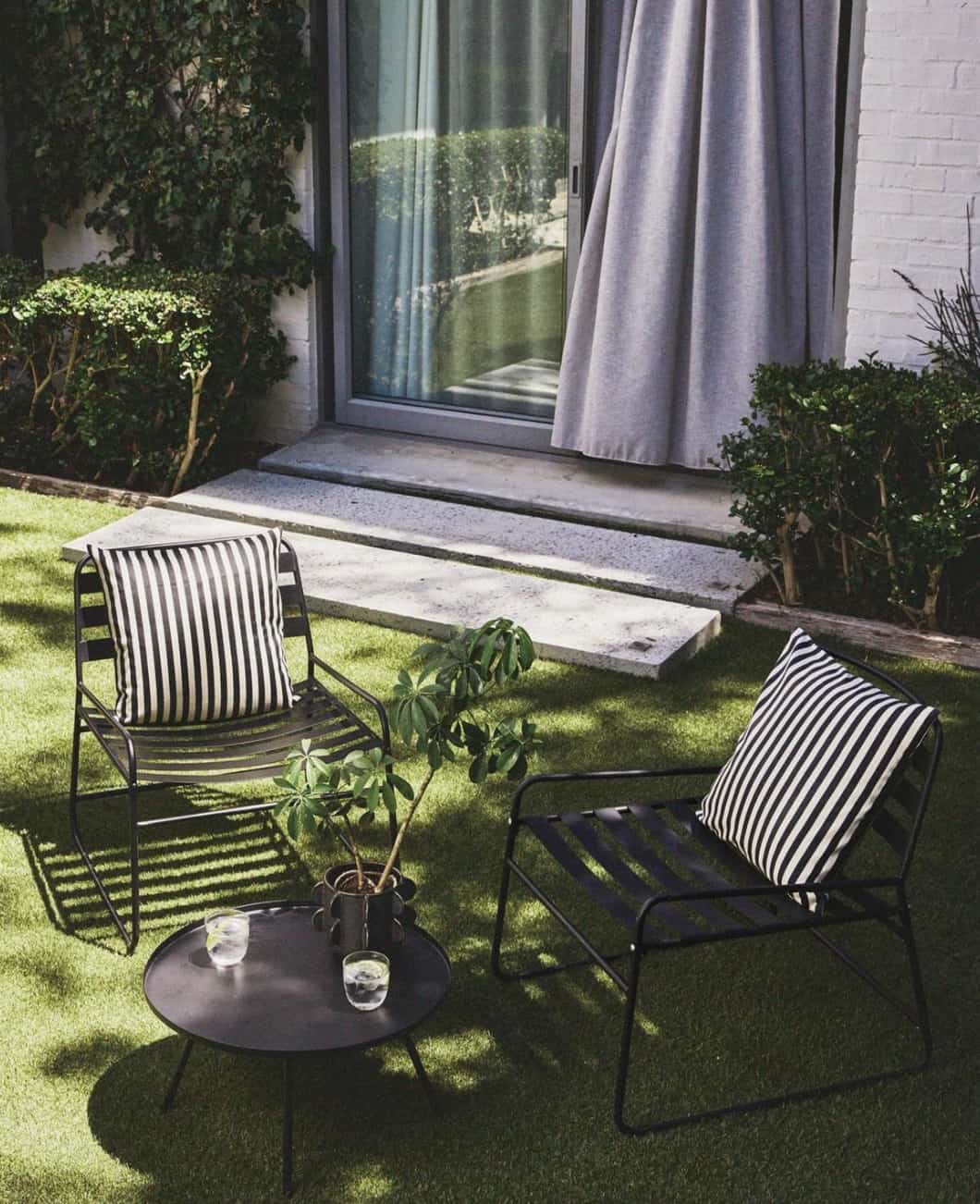 Μεταλλικές πολυθρόνες lounge , 149.00 € η μια.