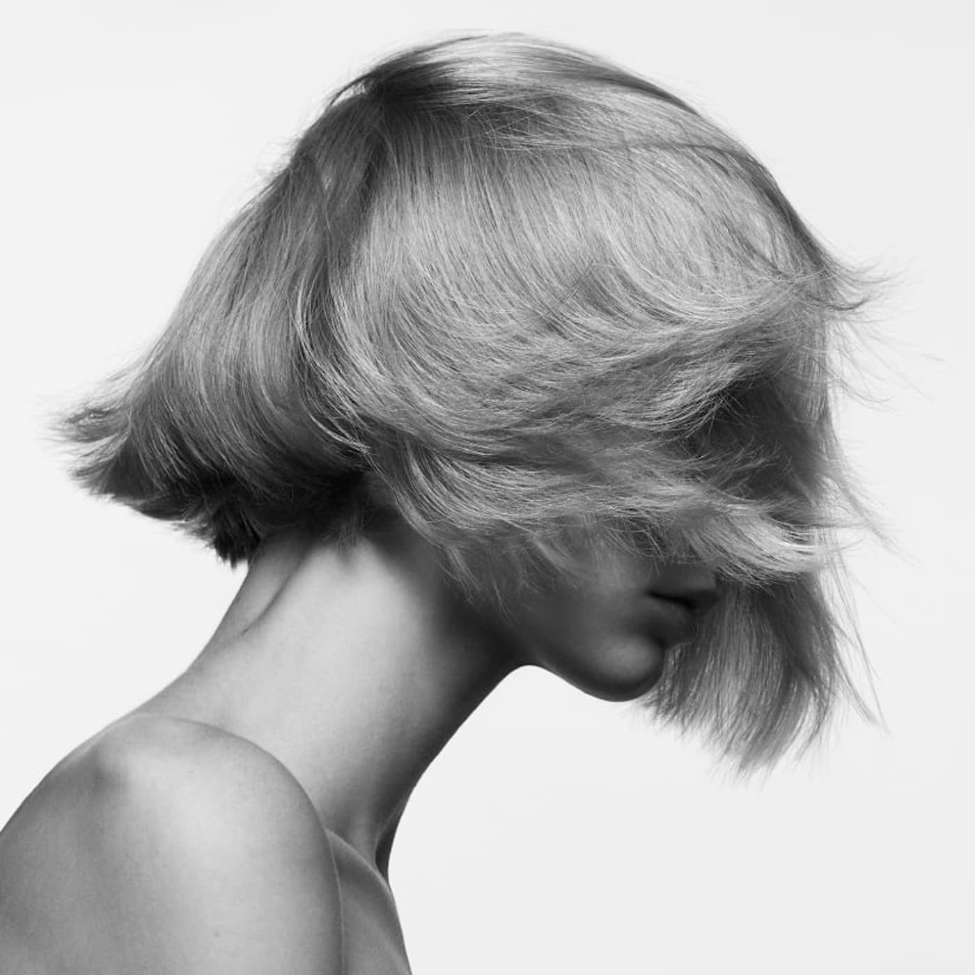 Για το hairstyle της Tess χρησιμοποιήθηκε Hair Spray, Blow Dry Spray & Light Hair Balm