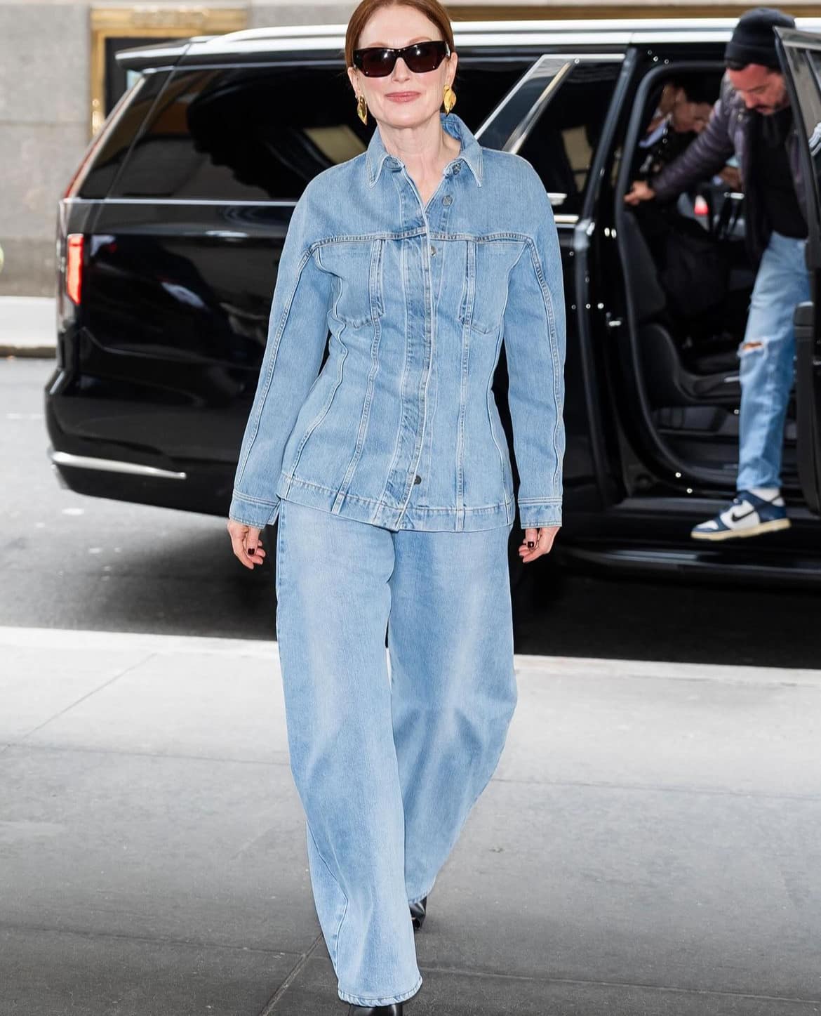 Η Julianne Moore με total denim look Alaïa.
