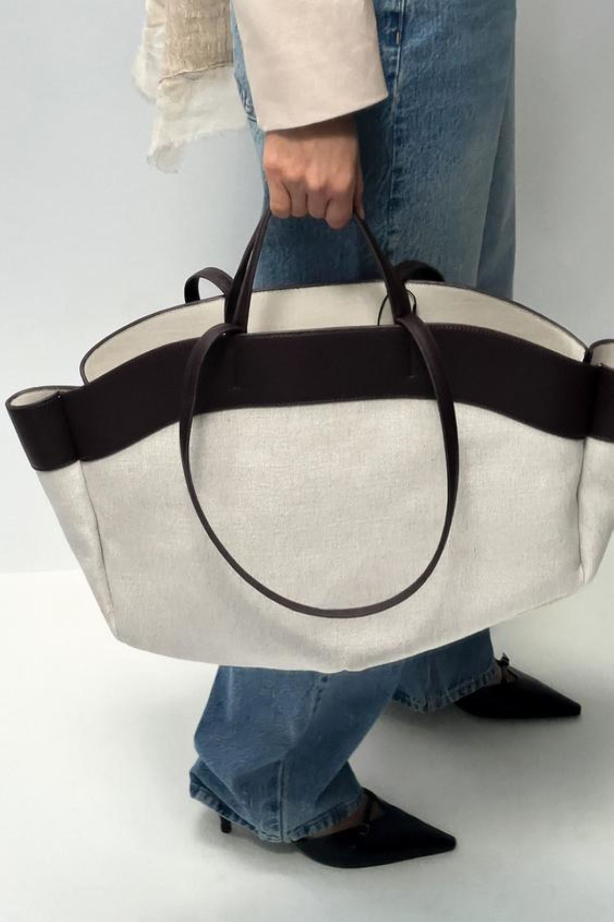 Δίχρωμη shopper bag, 35.95 € , Zara