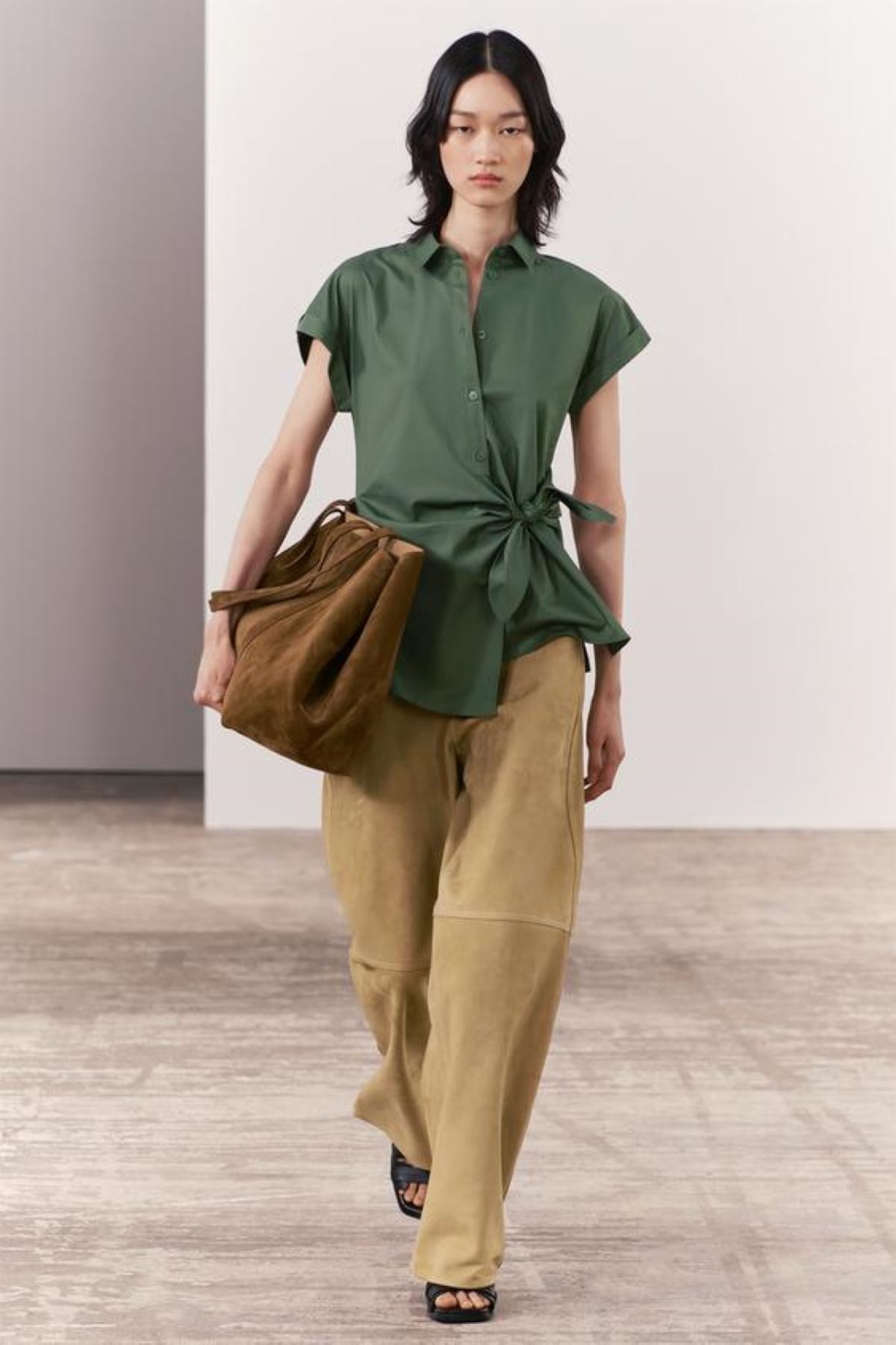 Χακί κοντομάνικο πουκάμισο, 29.95 € , Zara