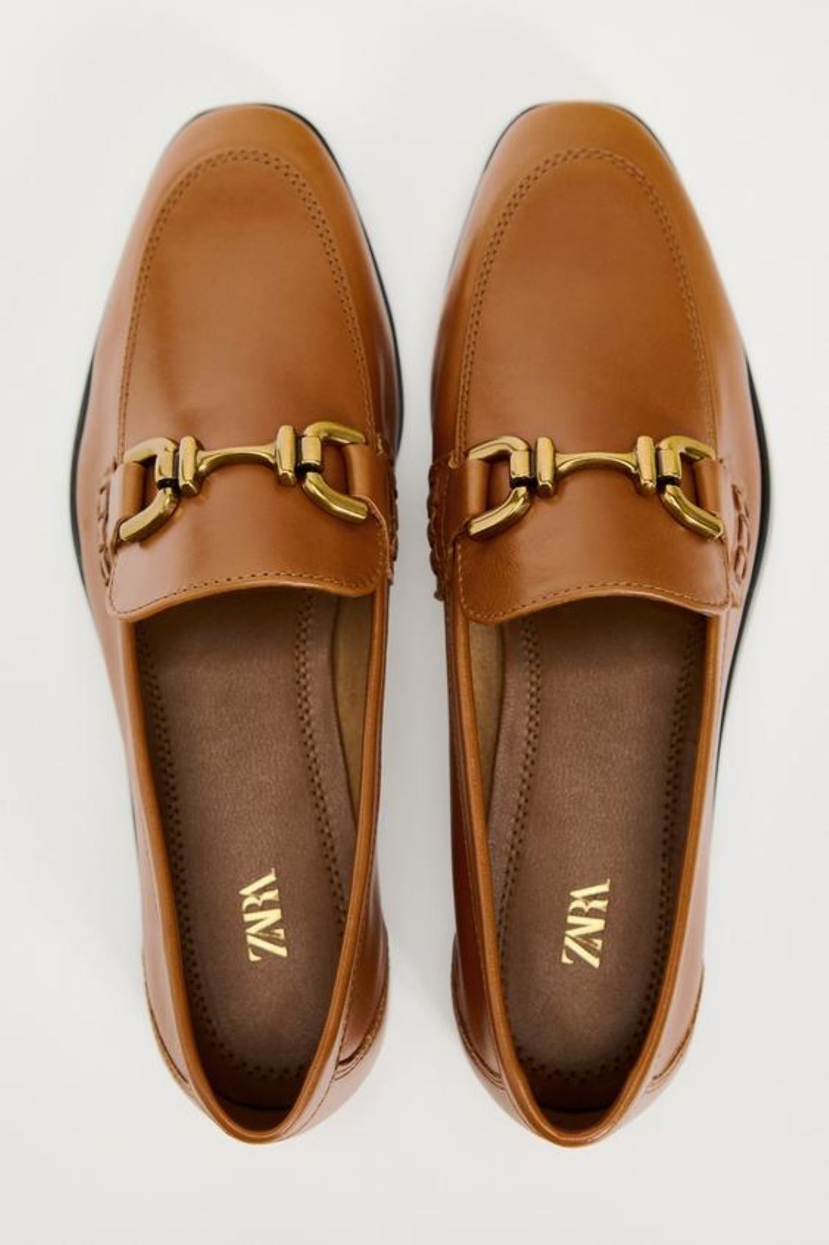 Μοκασίνια ταμπά με χρυσή αγκράφα, 39.95 € , Zara