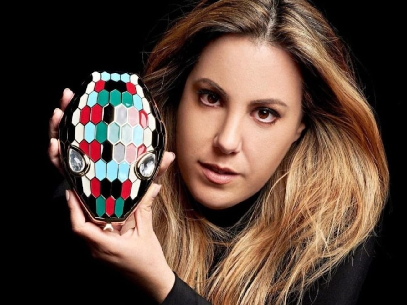Η Mary Katrantzou με το πολύχρωμο minaudière τσαντάκι Serpenti Metamorphosis που δημιούργησε για τον οίκο Bvlgari.