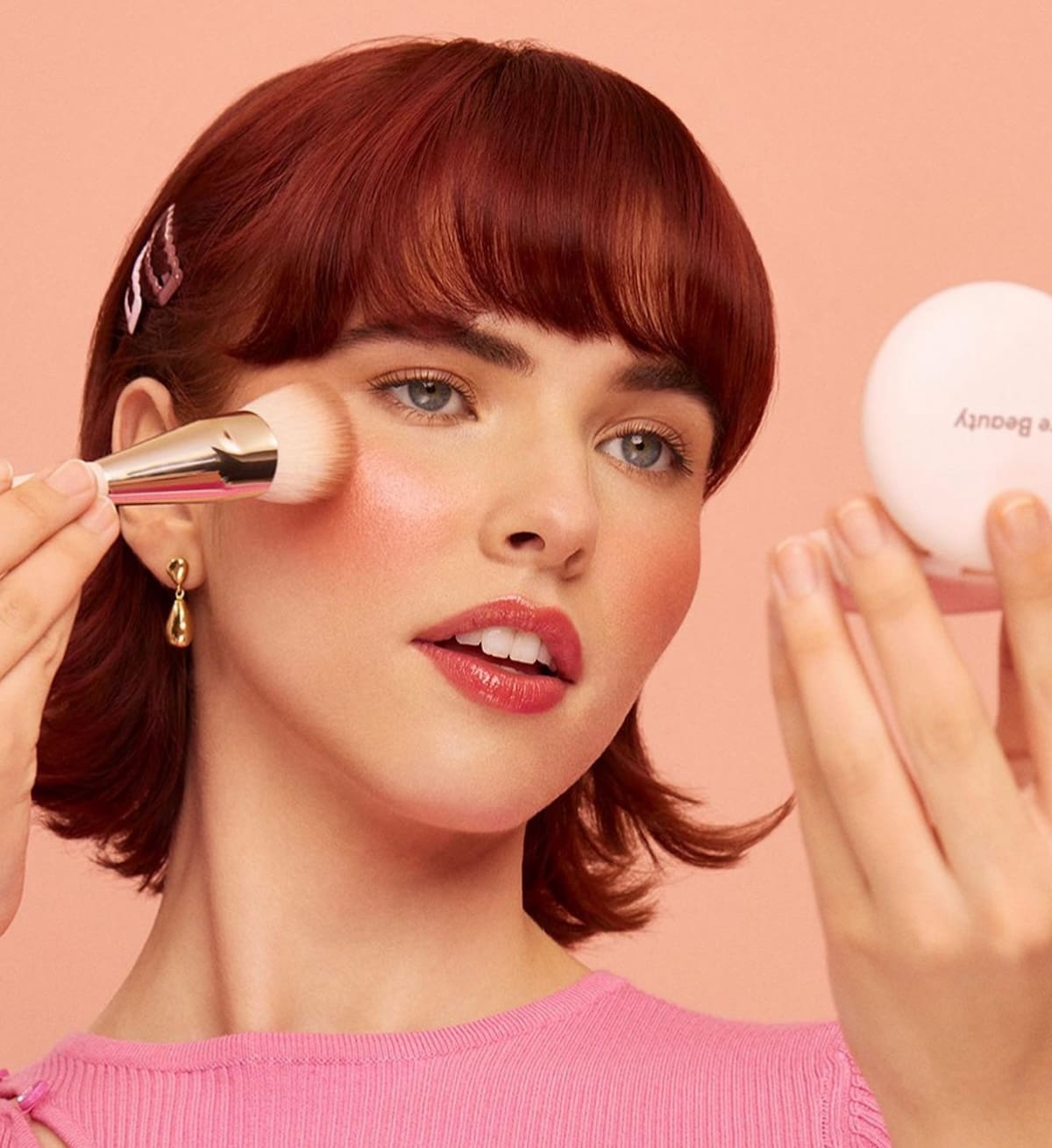 Aπό την καμπάνια του νέου Soft Pinch Luminous Powder Blush του brand Rare Beauty