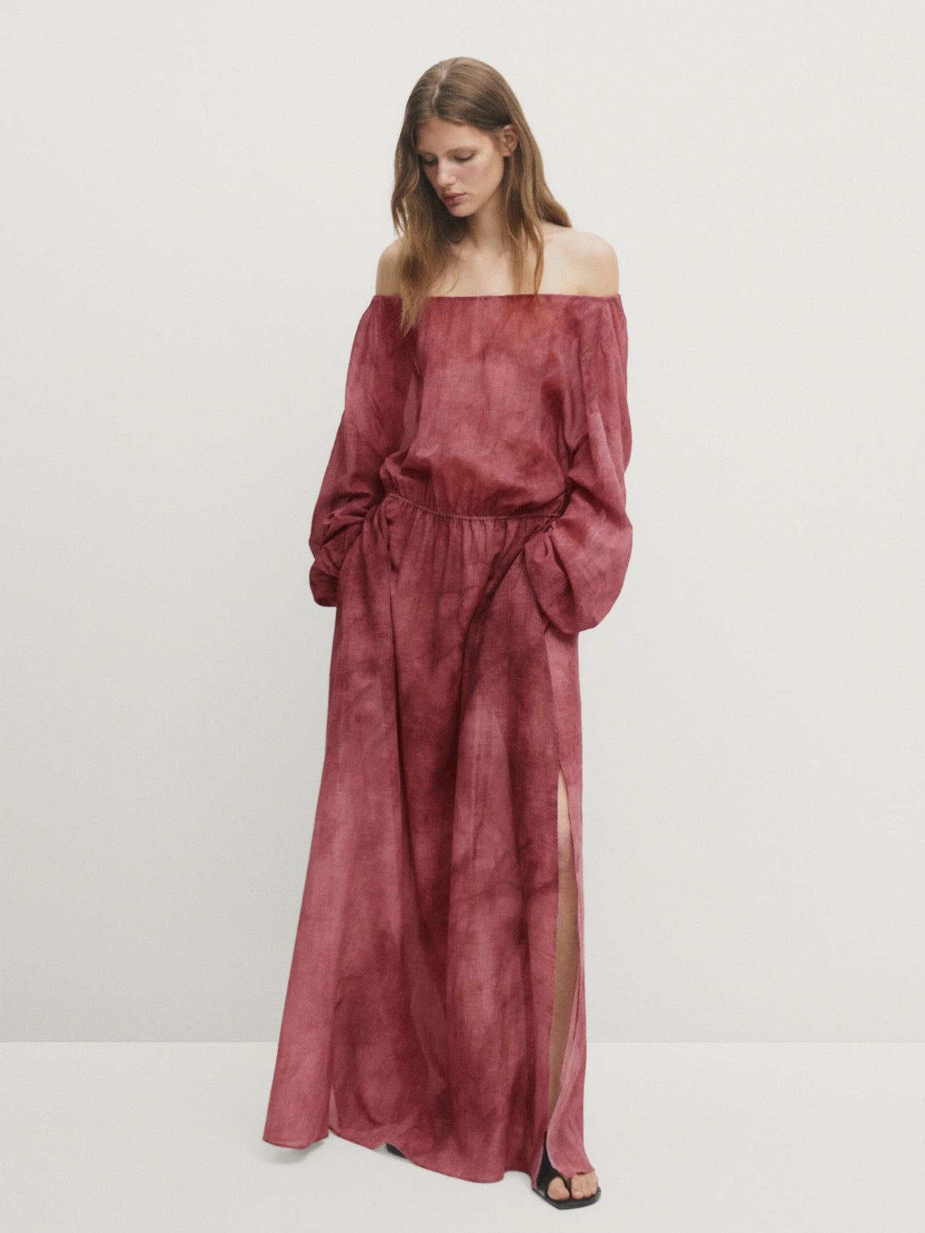 Μακρύ εμπριμέ φόρεμα off shoulder, 99.95 € , Massimo Dutti.