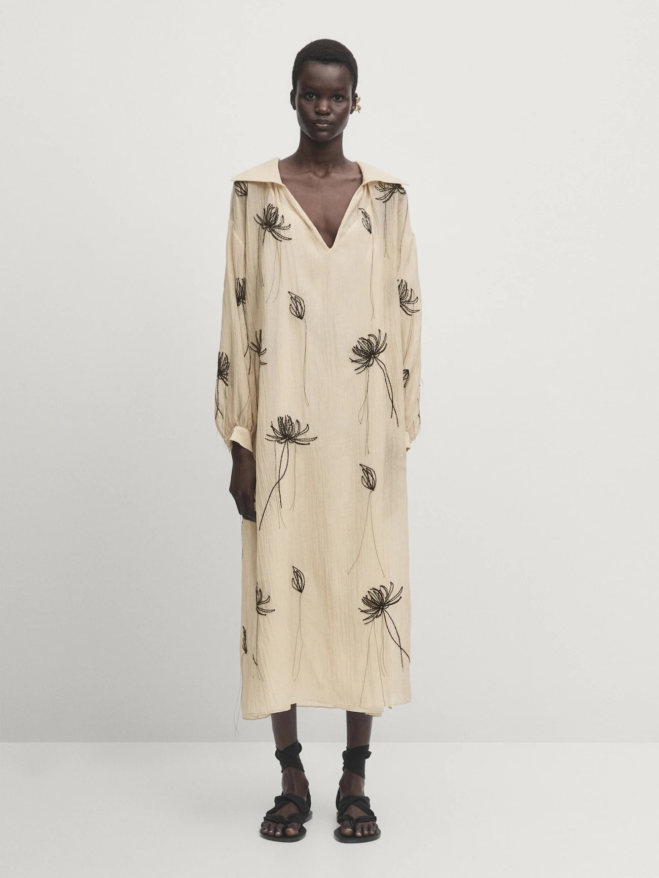 Mπεζ καφτάνι με λουλούδια, 99.95 € , Massimo Dutti.
