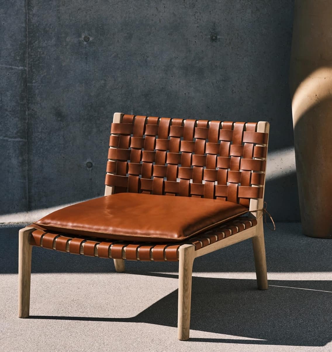Lounge Chair 01, Το πέτσινο δέρμα έρχεται σε αντίθεση με το μασίφ ξύλο δημιουργώντας ένα διαχρονικό κομμάτι γεμάτο ζεστασιά. Η καρέκλα περιλαμβάνει ένα ασορτί δερμάτινο μαξιλαράκι για μεγαλύτερη άνεση, 1400 € , Zara Home x Vincent Van Duysen
