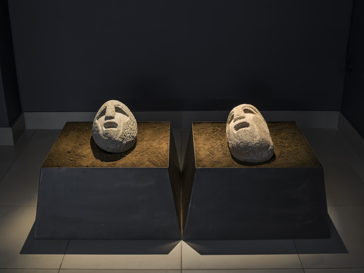 "Μαχητές" 2020, ηφαιστειακή πέτρα. Photo: Boris Kirpotin