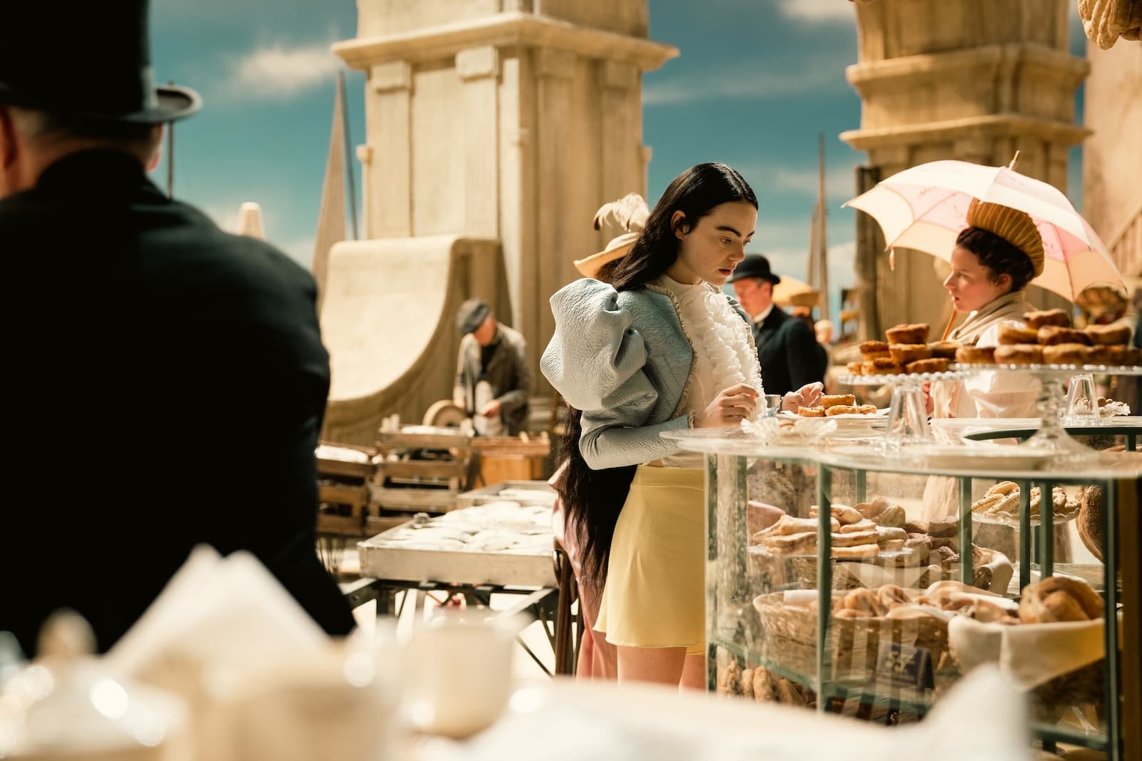 Η Emma Stone στην ταινία Poor Things (2024). Photo: Γιώργος Λάνθιμος. Courtesy of Searchlight Pictures.