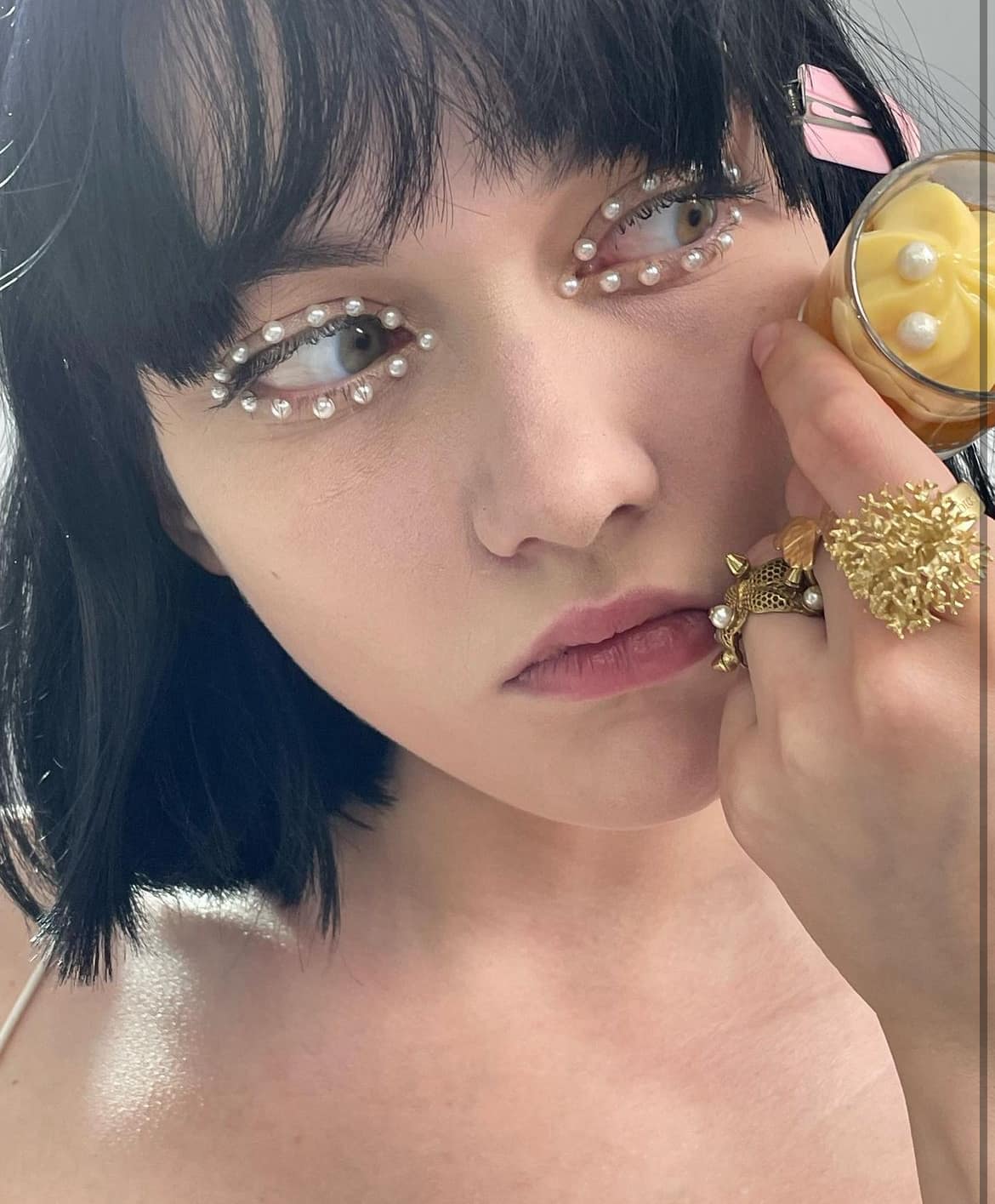 Dior Cruise 2022, No makeup look και πέρλες γύρω από τα μάτια.